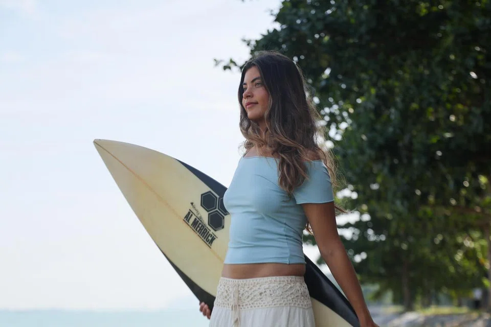 Camille Spaccarotella, 21 tahun, yang bergambar di pantai East Coast, merupakan peluncur air pertama yang akan mewakili Singapura di pentas Sukan Asia 2026. Temasya itu bakal berlangsung di Jepun dari 19 September hingga 4 Oktober.