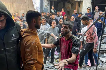 Penduduk Palestin berkumpul di lokasi serangan udara Israel yang mengena sebuah rumah di kawasan Shejaia, Bandar Gaza pada 10 April 2025.