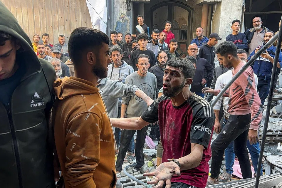Penduduk Palestin berkumpul di lokasi serangan udara Israel yang mengena sebuah rumah di kawasan Shejaia, Bandar Gaza pada 10 April 2025.