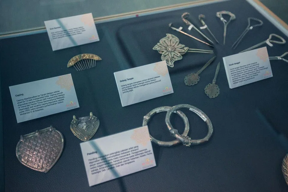 BERANEKA PERHIASAN: Turut dipamer ialah barang perhiasan wanita seperti cucuk sanggul, gelang tangan, pending dan caping. - Foto BH oleh IQBAL FAIZAL