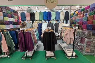 Bagi kaum Adam, pakaian segak bersama songkok dan kain samping disediakan di bazar Al Barakah.