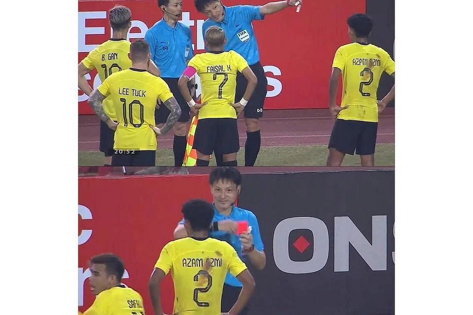 BERAT SEBELAH?: Pengadil Ryuji Sato (kanan, baju biru) mencetuskan kontoversi selepas melayangkan kad merah kepada pemain Malaysia Azam Azmi Murad dalam perlawanan Piala AFF antara Malaysia dan Vietnam di Hanoi Selasa lalu. - Foto FACEBOOK RYUJI SATO 