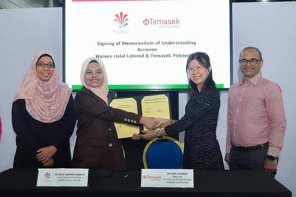 KERJASAMA: CEO Warees Halal, Cik Dewi Hartaty (dua dari kiri), menandatangani MOU bersama Pengarah Sekolah Sains Kegunaan, Politeknik Temasek, Dr Goh Lay Beng (dua dari kanan), dalam usaha membangunkan ekosistem halal yang mampan di acara Halal Theatre @ Food & Hotel Asia 2022 di Singapore Expo semalam. - Foto-foto FOOD & HOTEL ASIA 2022