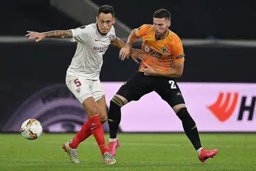 WIRA PASUKAN: Pemain Sevilla, Ocampos (kiri) menjadi wira pasukannya selepas tandukan cantik pada minit terakhir perlawanan membantu mereka menang tipis 1-0 ke atas Wolves, sekali gus menempah tempat ke pusingan separuh akhir. - Foto AFP