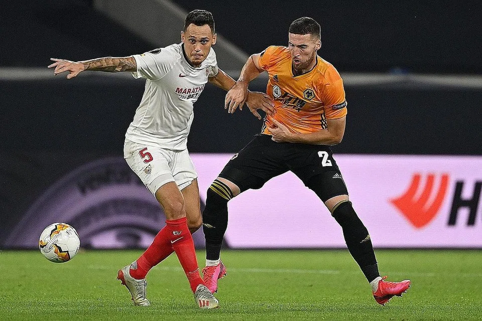 WIRA PASUKAN: Pemain Sevilla, Ocampos (kiri) menjadi wira pasukannya selepas tandukan cantik pada minit terakhir perlawanan membantu mereka menang tipis 1-0 ke atas Wolves, sekali gus menempah tempat ke pusingan separuh akhir. - Foto AFP
