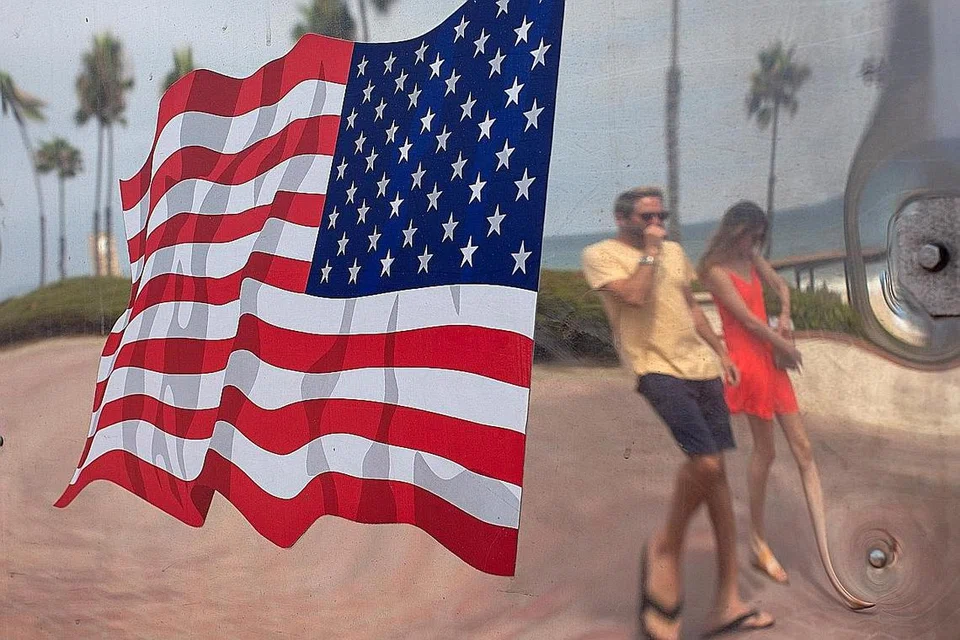 TIADA PELITUP: Pengunjung ke kawasan pantai kelihatan berjalan-jalan tanpa memakai pelitup di San Clemente, California. California, negeri yang didiami paling ramai penduduk mengatasi New York pada Julai sebagai kawasan yang paling teruk dilanda wabak Covid-19. - Foto REUTERS