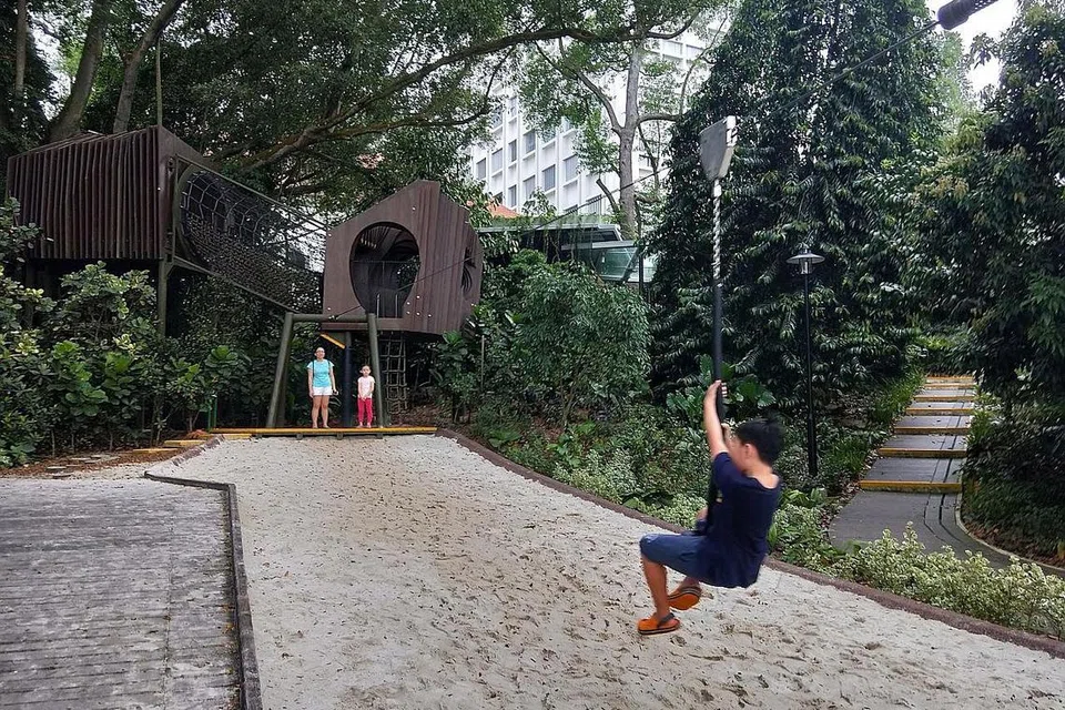 SERONOKNYA: Permainan dengan menggunakan tali kabel ini bukan sahaja dapat menguatkan otot bahkan juga mengikat hubungan kekeluargaan.- Foto INIAZ RAHIM 