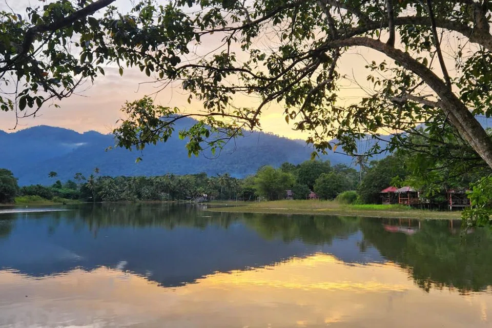 Pemandangan hijau menawan hutan, gunung dan Tasik Chenderoh dari rumah inap kami di Suka-Suka Lake Retreat. Kesemua rumah di resort itu (bawah) dibeli dari kampung lain dan dipindahkan ke situ.