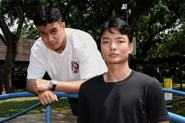 Encik Emyr Uzayr Mohamed Sadri (kiri) dan Encik El Wafeeq El-Jauzy antara 29 murid dan lapan guru dari Sekolah Rendah Tanjong Katong (TKPS) yang mendaki Gunung Kinabalu pada 2015 di bawah program latihan kepimpinan sekolah itu, ‘Omega Challenge’.