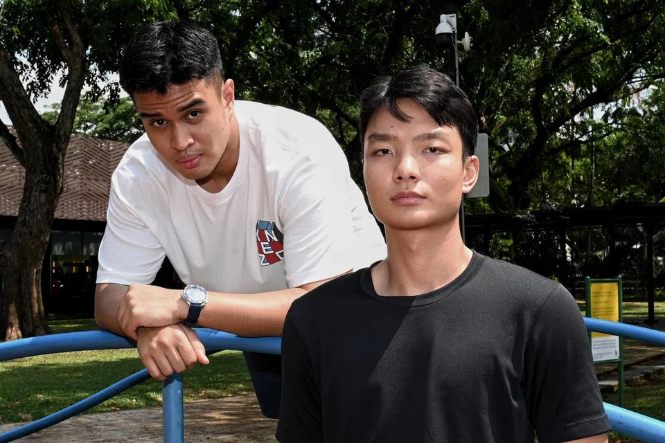 Encik Emyr Uzayr Mohamed Sadri (kiri) dan Encik El Wafeeq El-Jauzy antara 29 murid dan lapan guru dari Sekolah Rendah Tanjong Katong (TKPS) yang mendaki Gunung Kinabalu pada 2015 di bawah program latihan kepimpinan sekolah itu, ‘Omega Challenge’.