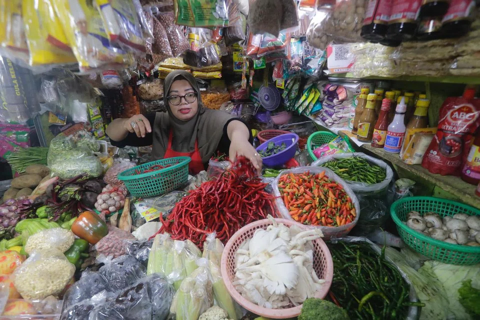 Menunggu pelanggan di sebuah pasar di Depok, Indonesia, pada 6 Mac. Seminggu sebelum bulan puasa, harga beberapa makanan asas seperti beras, telur dan ayam masih meningkat dan pemerintah Indonesia cuba  menstabilkan harga makanan menjelang Ramadan dan Aidilfitri.