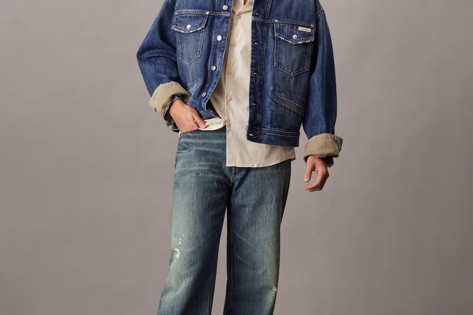Seluar denim potongan longgar yang dipadankan dengan jaket denim memberi penampilan santai, walaupun sebenarnya digayakan dengan penuh teliti.