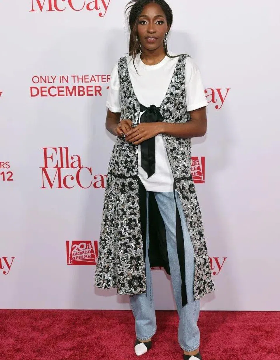 Berikan sentuhan elegan dan glamor pada kemeja-T putih dengan menambah pakaian luar yang berkilau dengan hiasan labuci.