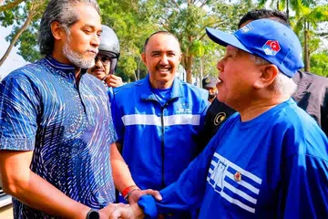 Bekas Ketua Pergerakan Pemuda Umno, Encik Khairy Jamaluddin Abu Bakar (kiri), berjumpa bersama penyokong Barisan Nasional (BN)  pada Program Santai Bersama KJ dan calon BN di Bukit Permai, Datuk Mohd. Jafni Md Shukor (tengah) di Southern Tiger Hub, Bandar Putra.