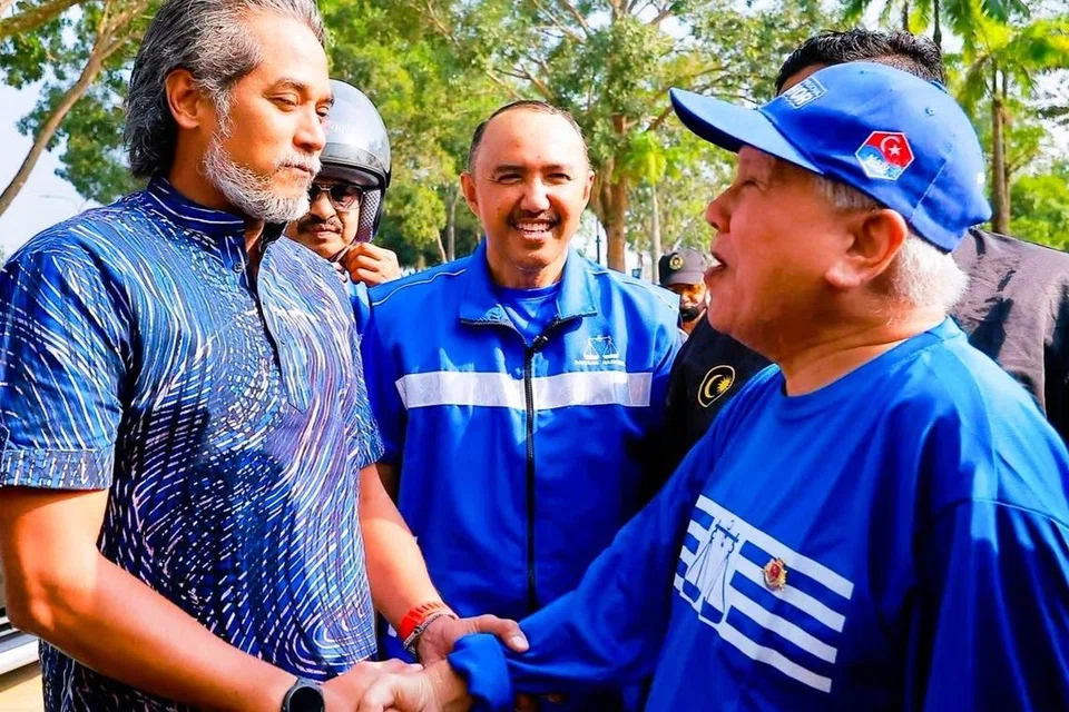 Bekas Ketua Pergerakan Pemuda Umno, Encik Khairy Jamaluddin Abu Bakar (kiri), berjumpa bersama penyokong Barisan Nasional (BN)  pada Program Santai Bersama KJ dan calon BN di Bukit Permai, Datuk Mohd. Jafni Md Shukor (tengah) di Southern Tiger Hub, Bandar Putra.