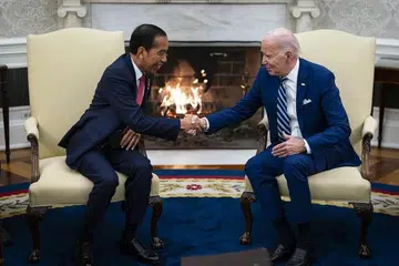 INDONESIA TEGAS: Presiden Joko Widodo (kiri) desak Presiden Joe Biden (kanan) supaya segera dikuatkuasakan gencatan senjata bagi menghentikan kekejaman di Gaza, semasa pertemuan mereka di Rumah Putih pada Ahad.