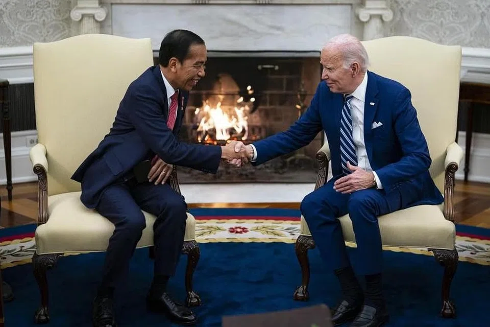 INDONESIA TEGAS: Presiden Joko Widodo (kiri) desak Presiden Joe Biden (kanan) supaya segera dikuatkuasakan gencatan senjata bagi menghentikan kekejaman di Gaza, semasa pertemuan mereka di Rumah Putih pada Ahad.