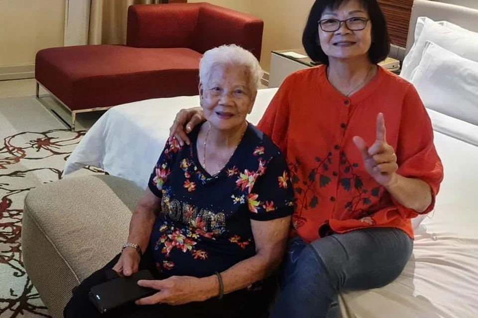 MASIH RINDU, MASIH MENCARI: Cik Lau Seok Lan, 94 tahun, (kiri) masih ingin ditemukan dengan anak ketujuh yang diberikan kepada orang lain, meskipun beliau mempunyai sembilan orang anak kesemuanya, termasuk Cik Tan Lip Noi, 70 tahun (kanan) anak kelimanya.