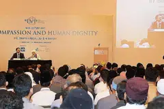 BEKERJA SAMA DEMI KEAMANAN: Shaykh Abdallah (kanan, atas pentas) menekankan pentingnya bagi penganut berbilang agama bekerja sama bagi menyebarkan mesej keamanan dalam ceramahnya di Hotel Grand Hyatt kelmarin, yang dihadiri sekitar 650 peserta. - Foto JOHARI RAHMAT