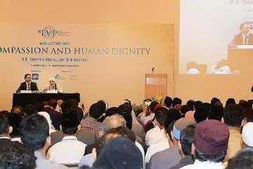 BEKERJA SAMA DEMI KEAMANAN: Shaykh Abdallah (kanan, atas pentas) menekankan pentingnya bagi penganut berbilang agama bekerja sama bagi menyebarkan mesej keamanan dalam ceramahnya di Hotel Grand Hyatt kelmarin, yang dihadiri sekitar 650 peserta. - Foto JOHARI RAHMAT