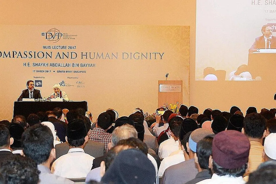 BEKERJA SAMA DEMI KEAMANAN: Shaykh Abdallah (kanan, atas pentas) menekankan pentingnya bagi penganut berbilang agama bekerja sama bagi menyebarkan mesej keamanan dalam ceramahnya di Hotel Grand Hyatt kelmarin, yang dihadiri sekitar 650 peserta. - Foto JOHARI RAHMAT