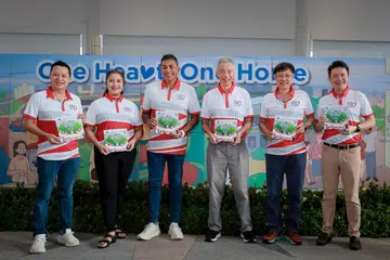 (Dari kiri) Anggota Parlimen (AP) SMC Yio Chu Kang, Encik Yip Hon Weng bergambar bersama AP GRC Ang Mo Kio iaitu Cik Nadia Samdin,
Encik Darryl David, Menteri Kanan, Encik Lee Hsien Loong dan Encik Gan Thiam Poh. Paling kanan ialah AP SMC Kebun Baru, Encik Henry Kwek, semasa pelancaran Pelan Induk Majlis Bandaran Ang Mo Kio pada 15 Mac di Ang Mo Kio Central.