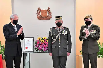 ANUGERAH BERPRESTIJ: Mejar Jeneral Dato Seri Pahlawan Haji Muhammad Haszaimi Bol Hassan (tengah) telah menerima anugerah berprestij Pingat Jasa Gemilang (Tentera) yang disampaikan Menteri Pertahanan Dr Ng Eng Hen (kiri) semalam. - Foto MINDEF