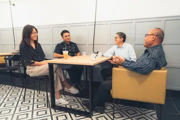 Profesor Madya Dr Muhammad Faishal Ibrahim (dua dari kanan) kerap mengadakan pertemuan dengan para pegawai Home Team termasuk secara tidak formal menerusi sesi minum kopi. 