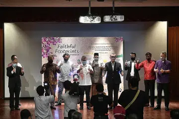 LANCAR PROGRAM JEJAK WARISAN: Menteri Kebudayaan, Masyarakat dan Belia, Encik Edwin Tong (empat dari kiri) bersama ahli Kumpulan Keyakinan Antara Kaum dan Agama (IRCC) melancarkan program Faithful Footprints (Seluruh Negara) di Auditorium Kementerian Pembangunan Negara (MND), semalam. - Foto BH oleh ARIFFIN JAMAR