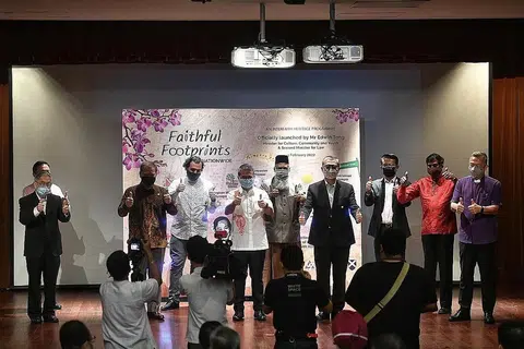 LANCAR PROGRAM JEJAK WARISAN: Menteri Kebudayaan, Masyarakat dan Belia, Encik Edwin Tong (empat dari kiri) bersama ahli Kumpulan Keyakinan Antara Kaum dan Agama (IRCC) melancarkan program Faithful Footprints (Seluruh Negara) di Auditorium Kementerian Pembangunan Negara (MND), semalam. - Foto BH oleh ARIFFIN JAMAR