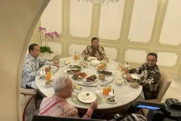 BERSAMA PRESIDEN JOKOWI: Tiga calon presiden Indonesia, Encik Anies Baswedan, Encik Prabowo Subianto dan Encik Ganjar Pranowo, makan tengah hari bersama Presiden Indonesia, Encik Joko Widodo, baru-baru ini. 
