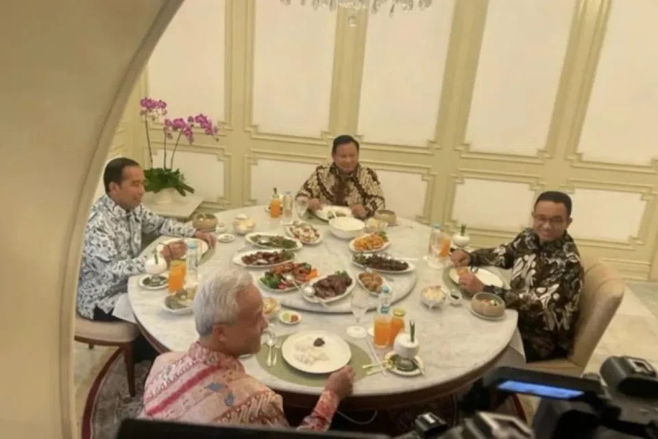 BERSAMA PRESIDEN JOKOWI: Tiga calon presiden Indonesia, Encik Anies Baswedan, Encik Prabowo Subianto dan Encik Ganjar Pranowo, makan tengah hari bersama Presiden Indonesia, Encik Joko Widodo, baru-baru ini. 