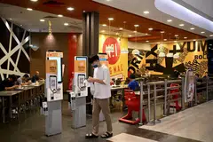 McDonald’s telah mula mengenakan caj 30 sen untuk sos tambahan kepada burger sejak April lalu.