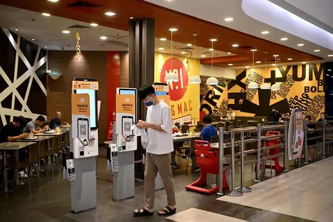 McDonald’s telah mula mengenakan caj 30 sen untuk sos tambahan kepada burger sejak April lalu.