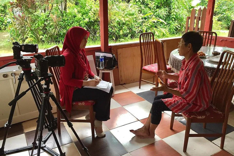 RAKAM SEJARAH: Dr Intan (kiri) bertemu dengan seorang penduduk di Kampong Lorong Buangkok sebagai sebahagian projek yang dijalankannya sekarang untuk merakam sejarah kampung itu. - Foto fail