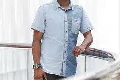 ASALKAN PELANGGAN BAHAGIA: Encik Saleem Shah akan melakukan apa sahaja demi memastikan kebahagiaan dan keselesaan pelanggan di tempat kerjanya. - Foto BM oleh GAVIN FOO