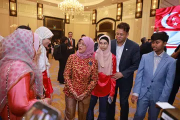 WARGA S’PURA DI LUAR NEGARA: Presiden Halimah Yacob menemui warga Singapura yang menetap dan bekerja di Qatar semasa kunjungannya ke sana baru-baru ini. 