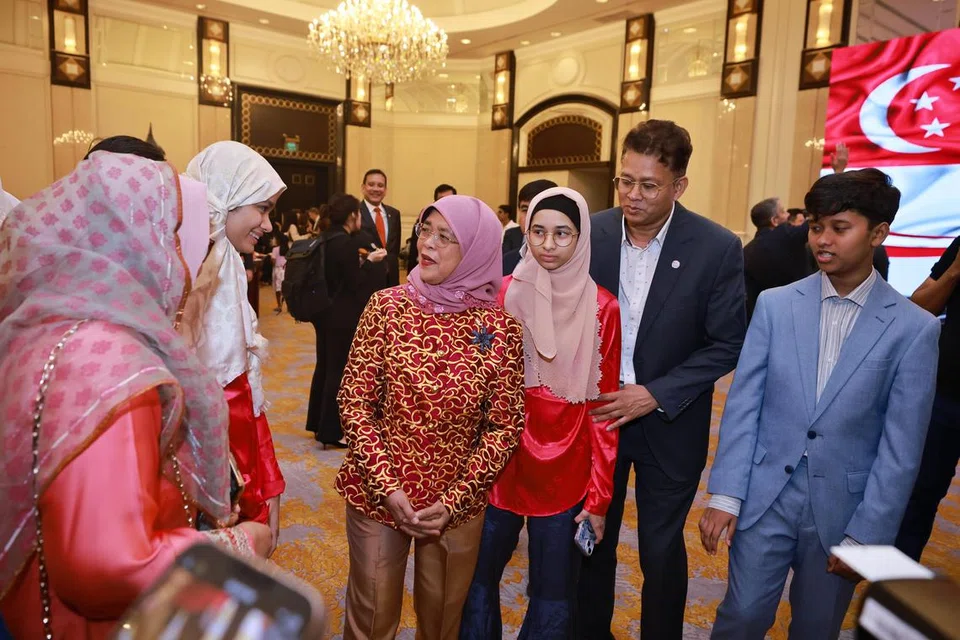 WARGA S’PURA DI LUAR NEGARA: Presiden Halimah Yacob menemui warga Singapura yang menetap dan bekerja di Qatar semasa kunjungannya ke sana baru-baru ini. 