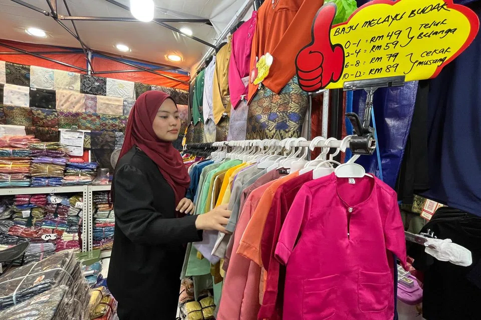 Peniaga baju Melayu di bazar Aidilfitri Lorong TAR, Cik Juliana Nasrul, mengakui pelanggan ramai, namun jualan masih perlahan dan lebih merosot pada 2025 berbanding 2024.