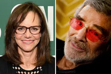 HIDUPNYA TERUS DIKONGKONG: Sally Field (kiri) menyifatkan hidupnya dikongkong Burt Reynolds (kanan) semasa mereka tinggal bersama selama beberapa tahun sejak 1977. - Foto-foto fail AFP, REUTERS