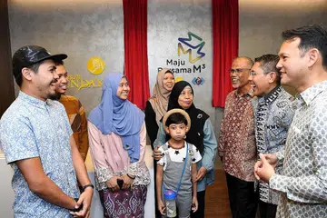 VIDEO GALAK LEBIH RAMAI MENYUMBANG: Video M³ yang dihasilkan pengarah Encik Sufyan Sam'an (paling kiri) dan turut memaparkan sukarelawan Cik Siti Khatijah Haron (belakang, bertudung coklat) mahu mendorong lebih ramai individu ke hadapan bagi menyumbang kepada kesejahteraan masyarakat secara am. Video tersebut dilancarkan Menteri Bertangungjawab Bagi Ehwal Masyarakat Islam, Encik Masagos Zulkifli Masagos Mohamad (tiga dari kanan) semalam. Turut hadir ialah Menteri Negara Kanan (Pertahanan merangkap Ehwal Luar), Dr Mohamad Maliki Osman (dua dari kanan), dan Menteri Negara (Tenaga Manusia merangkap Pembangunan Negara), Encik Zaqy Mohamad (kanan). - Foto BH oleh KHALID BABA