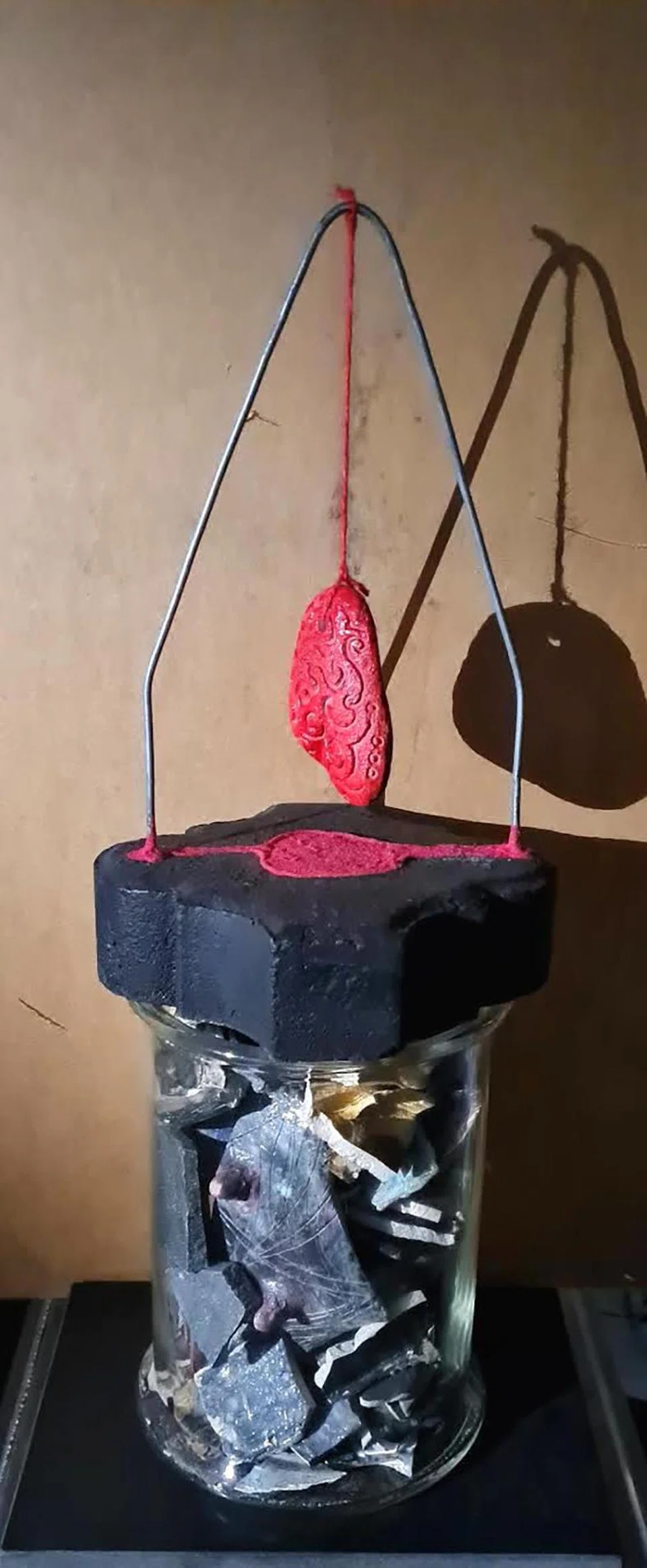 PERLAMBANGAN NYATA: Pemasangan seni ‘Assemblage: Bersatu teguh bercerai runtuh’ dihasilkan dengan tanah liat buatan sendiri, batu kerikil, pasir dan dawai.