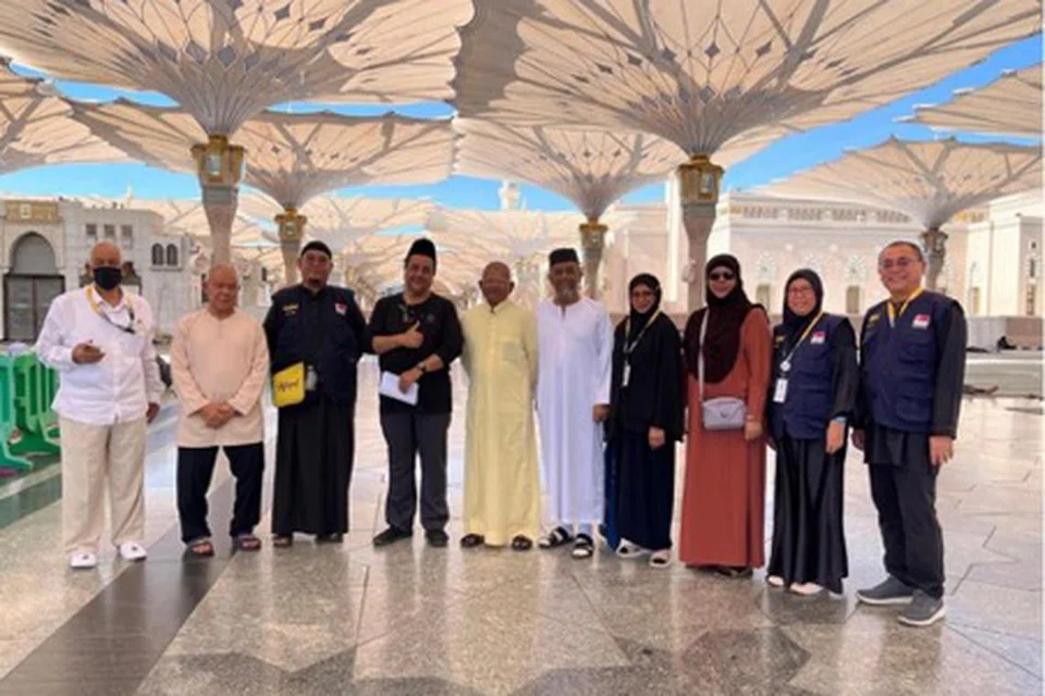 PIMPINAN MANTAP: Pengarah Urusan Hagel Travel & Tours, Syed Agil Alkaff (empat dari kiri), bergambar bersama-sama pegawai Hagel Travel & Tours yang berdedikasi tinggi dalam pengurusan ibadah haji.