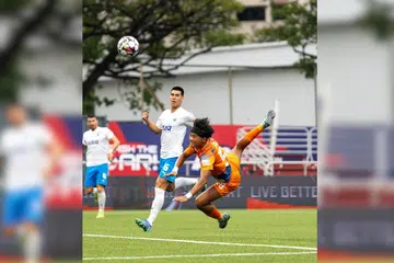 Shingo Nakano (kanan) menjadi wira Albirex setelah menjaringkan dua gol dan bak ‘duri dalam daging’ pertahanan Lion City Sailors (LCS), termasuk pemain bek tengah, Lionel Tan (dua dari kiri).