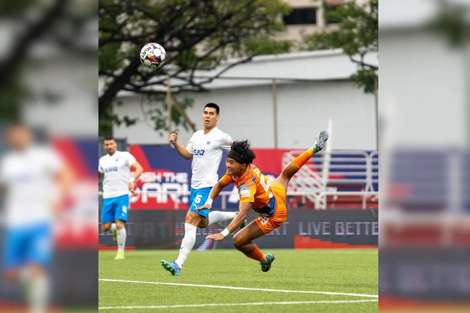 Shingo Nakano (kanan) menjadi wira Albirex setelah menjaringkan dua gol dan bak ‘duri dalam daging’ pertahanan Lion City Sailors (LCS), termasuk pemain bek tengah, Lionel Tan (dua dari kiri).