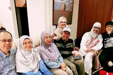 (Dari kiri) Profesor Madya Mohd Mukhlis Abu Bakar, Cik Kamisah Ismail, Cik Noor Atikah Abu Bakar, Encik Fathullah Abu Bakar, Cik Latiffah Mohd, Cik Tauhidah Abu Bakar dan Encik Rosihan Ahmad Dahim, adalah tujuh daripada 13 anggota keluarga yang akan sama-sama berangkat ke haji pada Mei ini. 