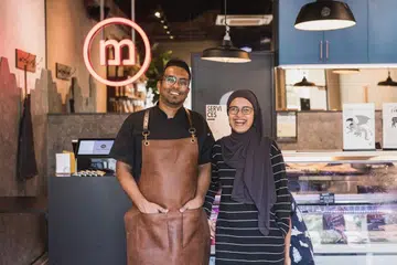 DAPAT SAMBUTAN: Pelanggan membeli daging dalam talian melalui The Meatery yang dimiliki pasangan suami isteri ini, Encik Rafiq Abdullah dan Cik Smith Sophina Mohd Irwan. - Foto SHAMSYDAR / MASTERCHEF