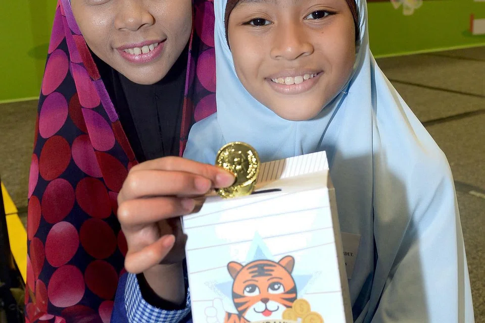 PELUANG TERBUKA: Shafiqah A'tiqah A'bdul Rahman bersama ibunya, Cik Norlina Mohamad. A'tikah bercita-cita besar dan merancang menyertai kursus seni pertahan diri. - Foto TAUFIK A. KADER