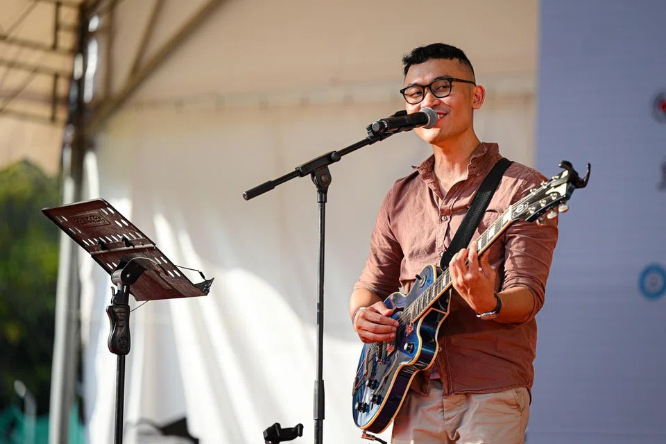 PERSEMBAHAN MEMUKAU: Encik Ahmadul Amin menyanyikan empat lagu termasuk Where I Belong dan Semoga Bahagia.
