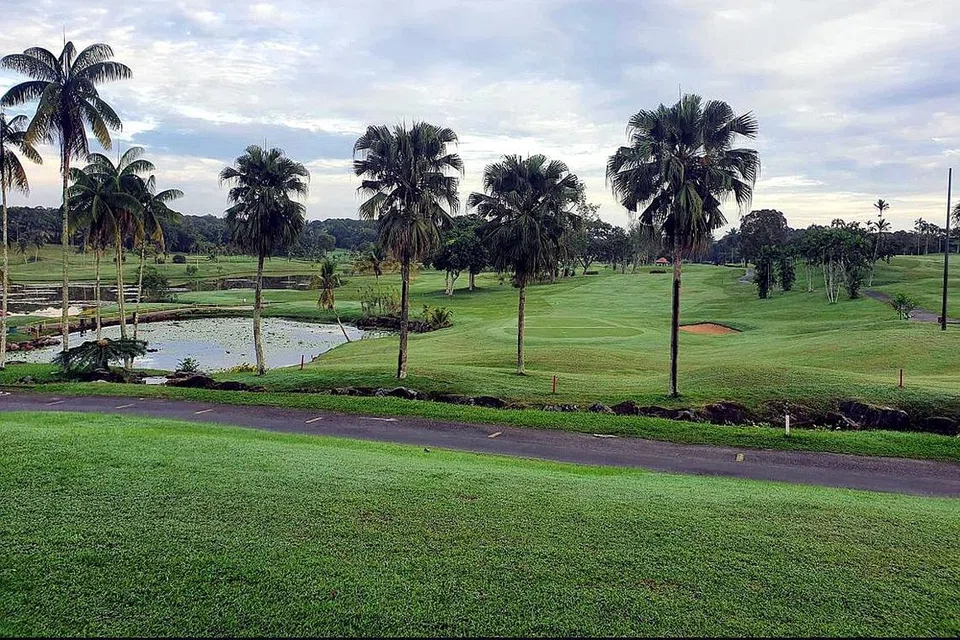 KEMBALI KE PADANG GOLF JB: Encik Norman, telah ke Palm Resort Golf & Country Club di Senai, Johor Bahru, bersama teman-temannya main golf minggu lalu. - Foto-foto ihsan NORMAN MOHD ZAIN